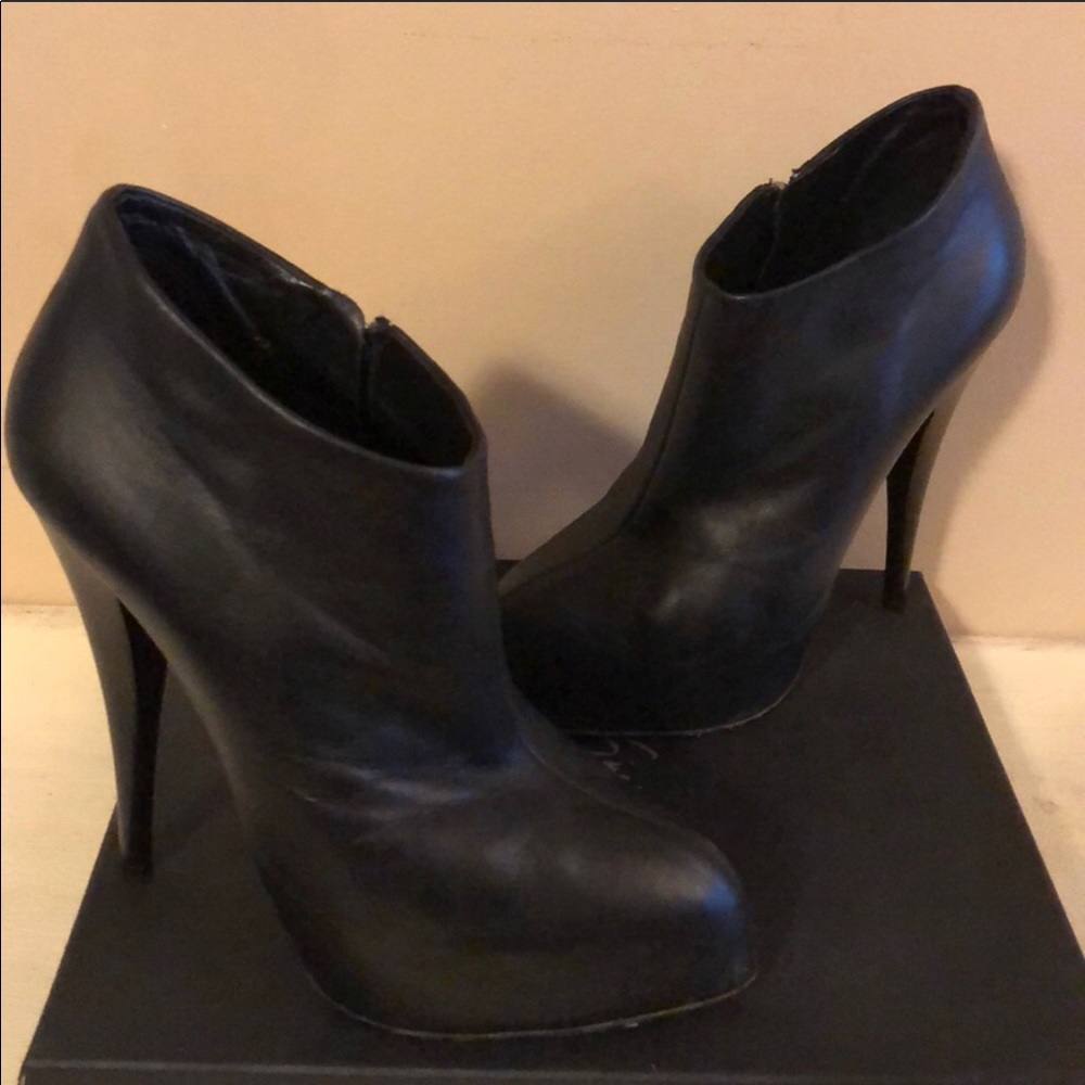 Giuseppe zanotti  black Leather ankle booties